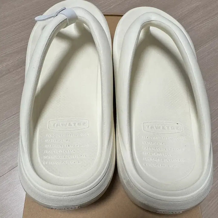 [BUNJANG] To&amp;To White Flip-Flop Slippers 250 / 토앤토 화이트 플립플랍 슬리퍼 250
