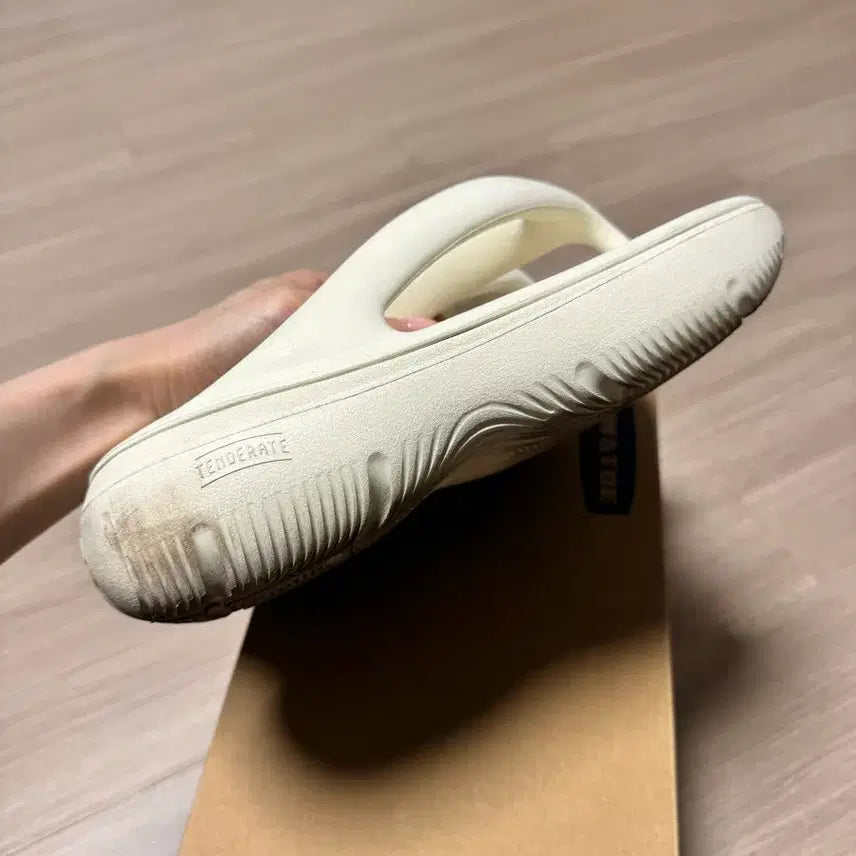 [BUNJANG] To&amp;To White Flip-Flop Slippers 250 / 토앤토 화이트 플립플랍 슬리퍼 250