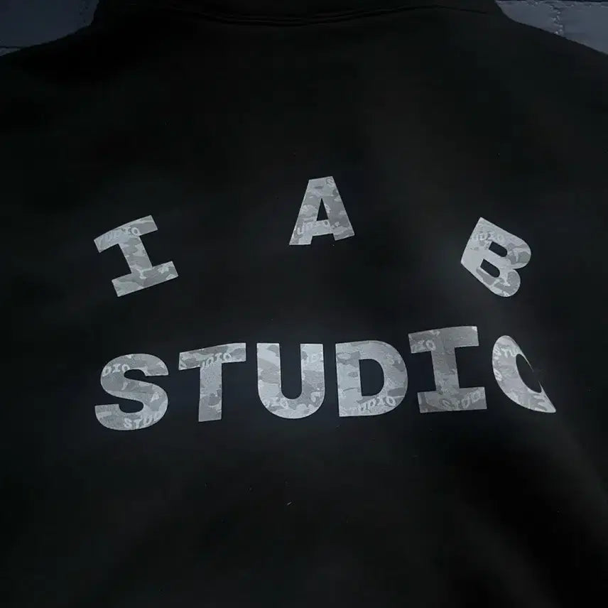 [BUNJANG] Iab Studio Camo Logo Hoodie Black / 아이앱 스튜디오 카모 로고 후드 블랙