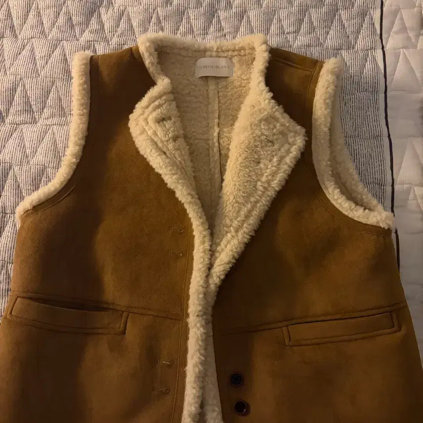[BUNJANG] Plastic Island Faux-Suede Vest / 플라스틱아일랜드 무스탕 조끼