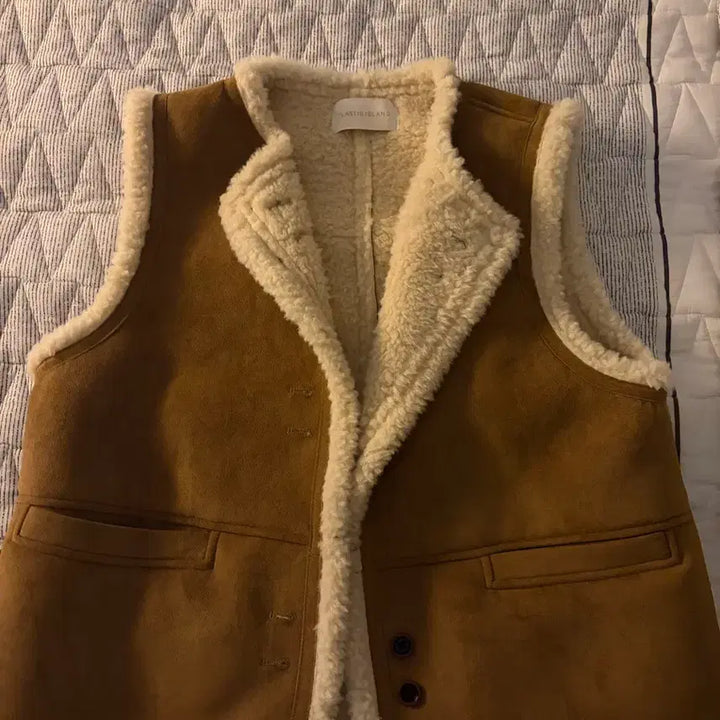 [BUNJANG] Plastic Island Faux-Suede Vest / 플라스틱아일랜드 무스탕 조끼