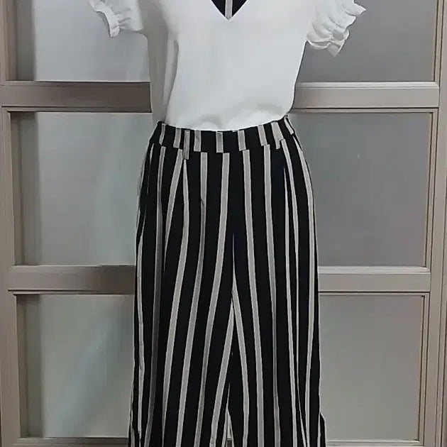 [BUNJANG] White Frill Blouse &amp; Striped Wide Pants Set / 화이트 프릴 블라우스 + 스트라이프 와이드 팬츠 세트