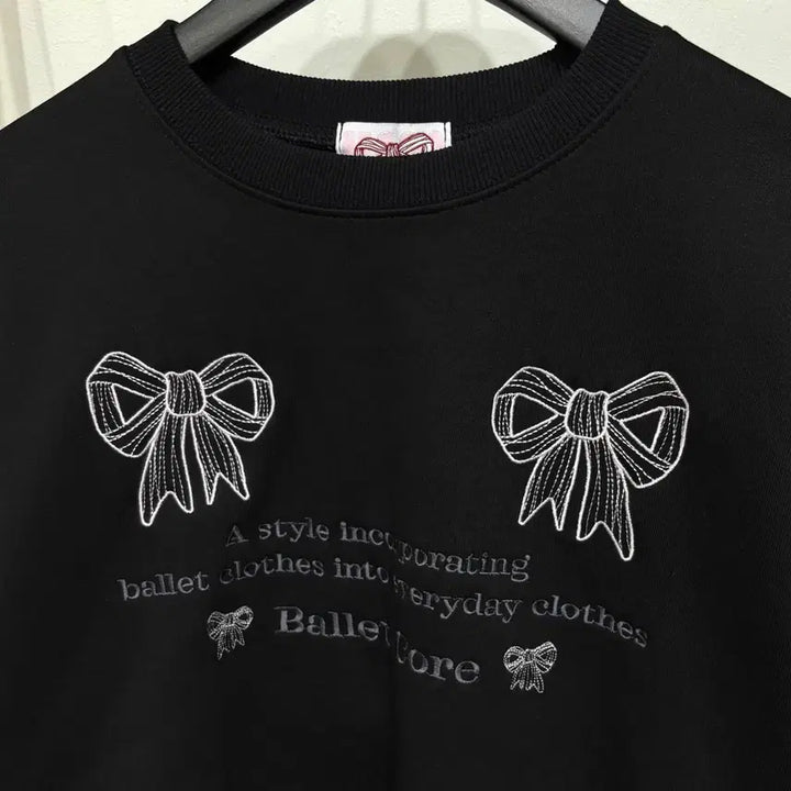 [BUNJANG] Embroidered Ribbon Crop Sweatshirt / [새상품] 자수 리본 크롭 맨투맨