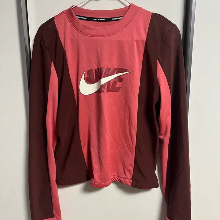 [BUNJANG] Nike Running Swoosh Sweatshirt / 나이키 런닝 스우시 맨투맨 핑크/버건디 dv7214-622