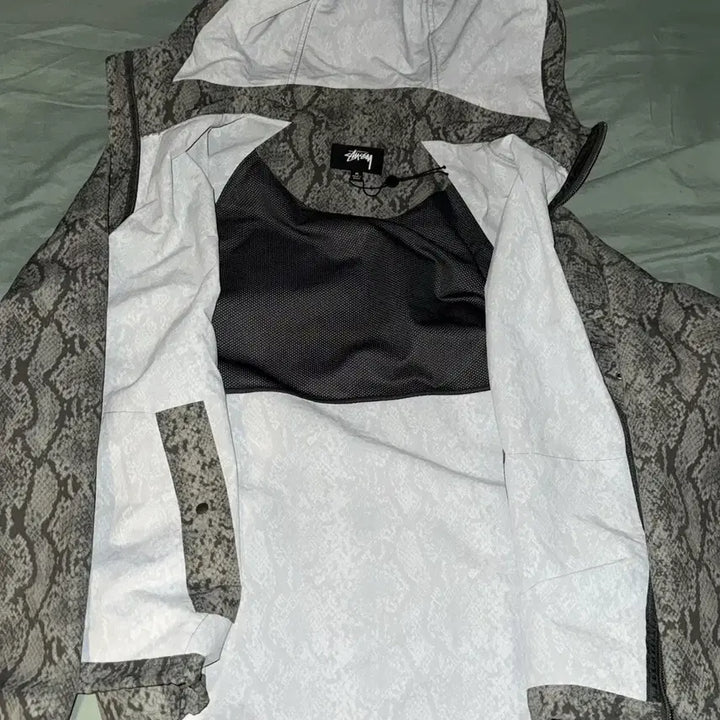 [BUNJANG] Stussy Snake Print Nylon Jacket / 스투시 비치 쉘 스네이크 프린트 나일론 자켓