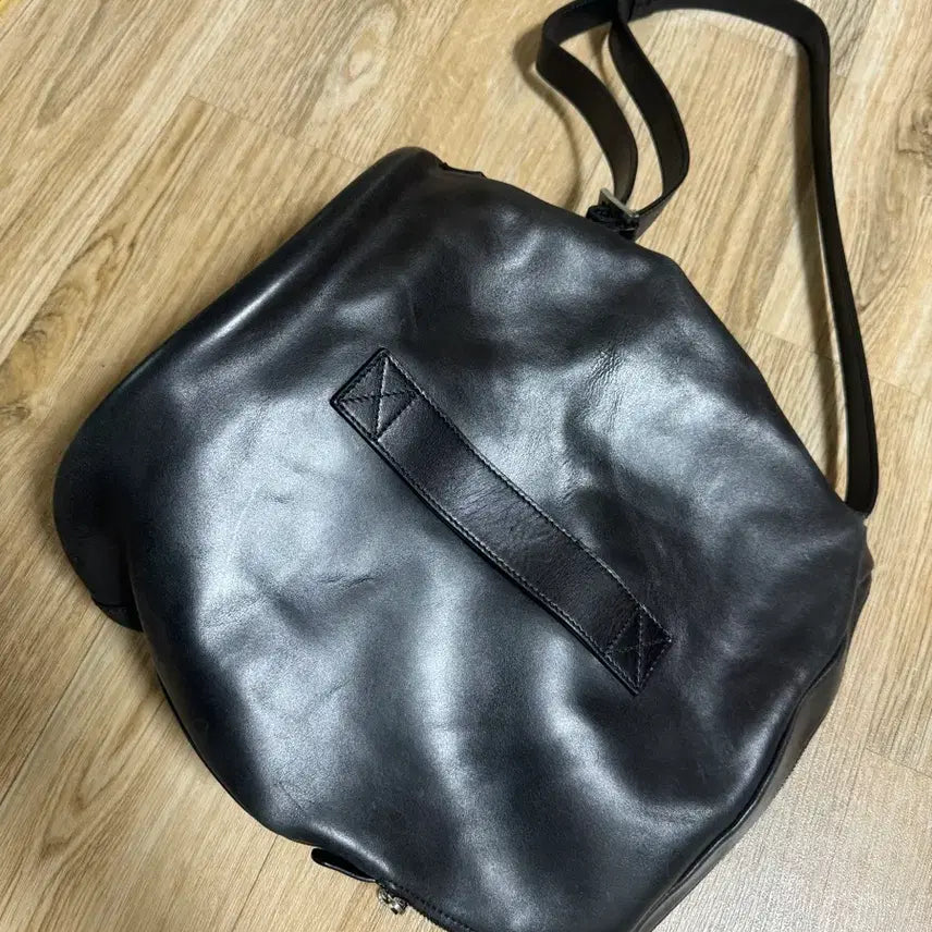 [BUNJANG] Toniq Wek Oil Pull-up Utility Bucket Bag / 토니웩 오일 풀업 유틸리티 버킷백