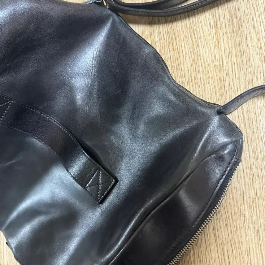 [BUNJANG] Toniq Wek Oil Pull-up Utility Bucket Bag / 토니웩 오일 풀업 유틸리티 버킷백