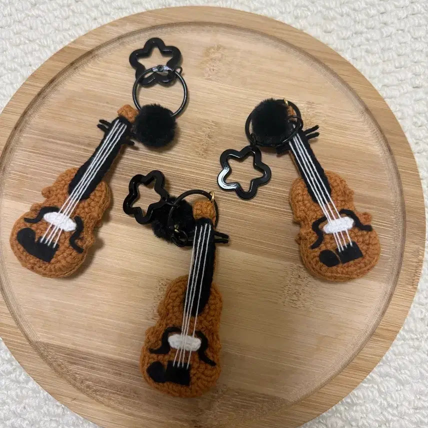 [BUNJANG] Handmade Crochet Violin Keychain / 뜨개 바이올린 키링