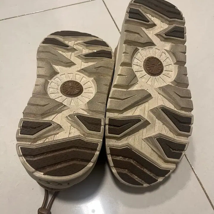 [BUNJANG] UGG Tasman Hybrid Boots (Size 250) / 어그 타스만 하이브리드 250사이즈