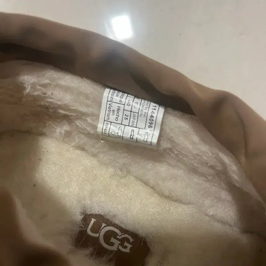 [BUNJANG] UGG Tasman Hybrid Boots (Size 250) / 어그 타스만 하이브리드 250사이즈