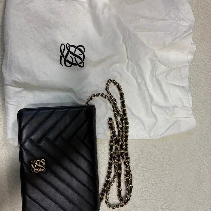 [BUNJANG] Louis Quatorze Quilted Chain Crossbody Bag / 루이까또즈 블랙 퀼팅 체인 크로스백