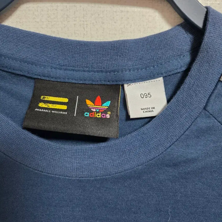 [BUNJANG] Adidas x Pharrell Williams Human Race Embroidered T-shirt Navy / (희귀) 아디다스 파렐 휴먼레이스 자수 티셔츠 네이비 95사이즈