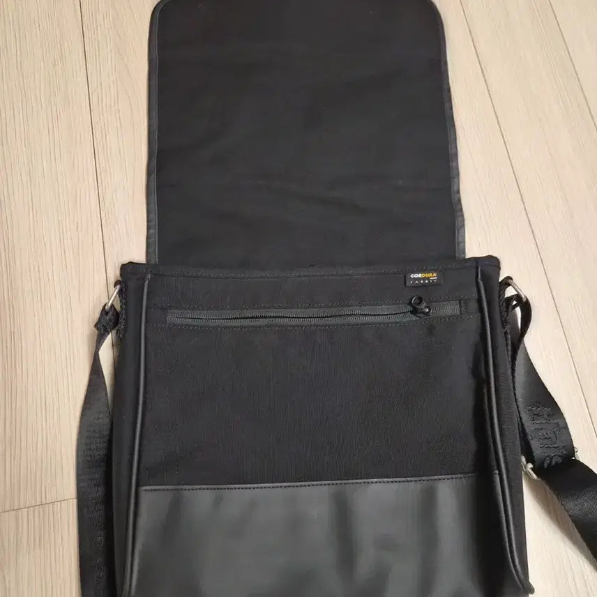 [BUNJANG] thisisneverthat Crossbody Bag / 디스이즈네버댓 크로스백