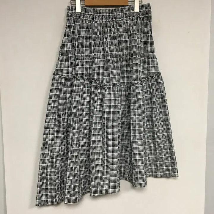 [BUNJANG] Lucky Chouette Seersucker Asymmetric Midi Skirt / 23 럭키슈에뜨 시어서커 밴딩 언발 스커트 38