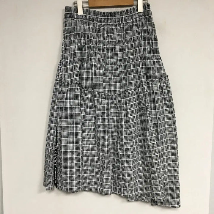 [BUNJANG] Lucky Chouette Seersucker Asymmetric Midi Skirt / 23 럭키슈에뜨 시어서커 밴딩 언발 스커트 38