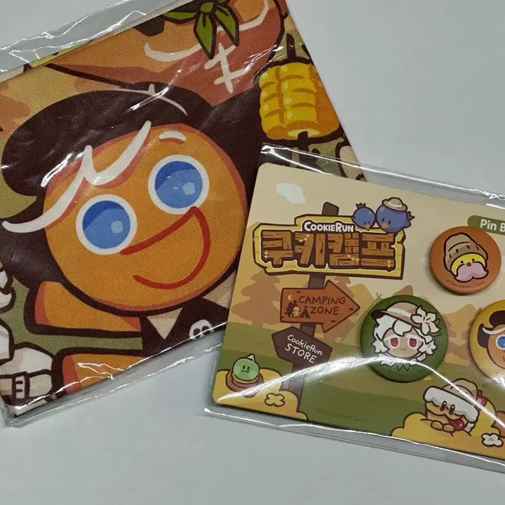 [BUNJANG] Cookie Run Kingdom Cookie Camp Fabric Poster and Pin Button Set / 쿠키런킹덤 쿠키캠프 굿즈 세트 (패브릭 포스터+ 핀버튼)