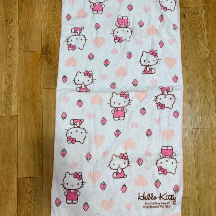 [BUNJANG] Hello Kitty Strawberry Milk Towel / 헬로키티 딸기우유 타월