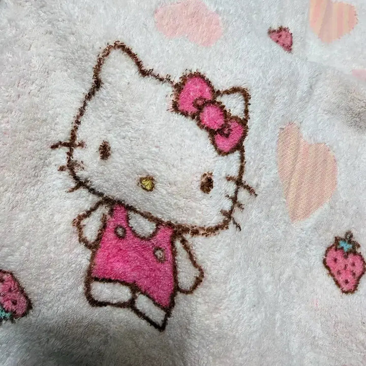 [BUNJANG] Hello Kitty Strawberry Milk Towel / 헬로키티 딸기우유 타월