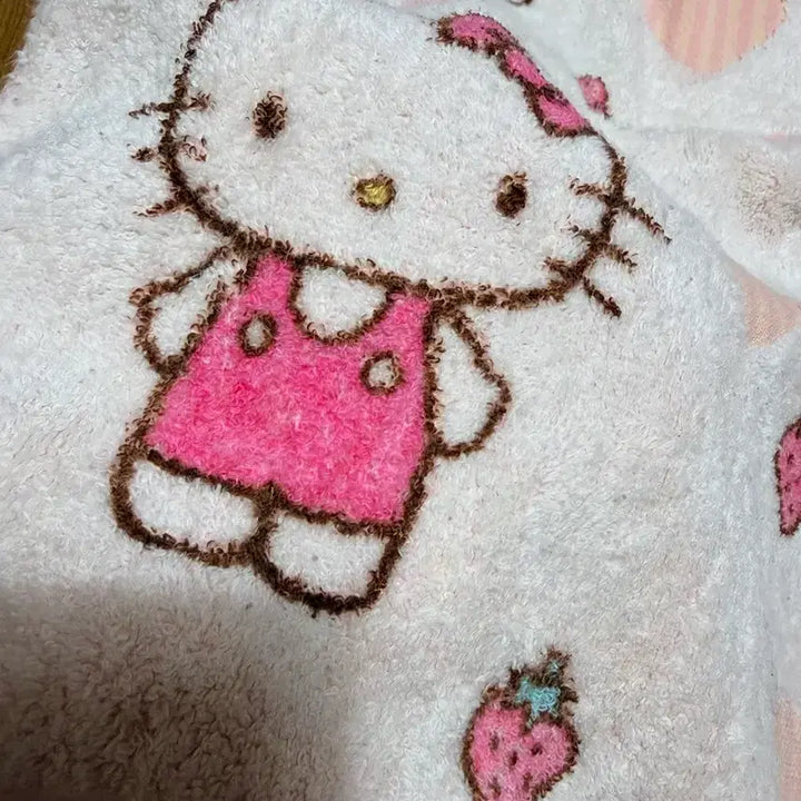 [BUNJANG] Hello Kitty Strawberry Milk Towel / 헬로키티 딸기우유 타월