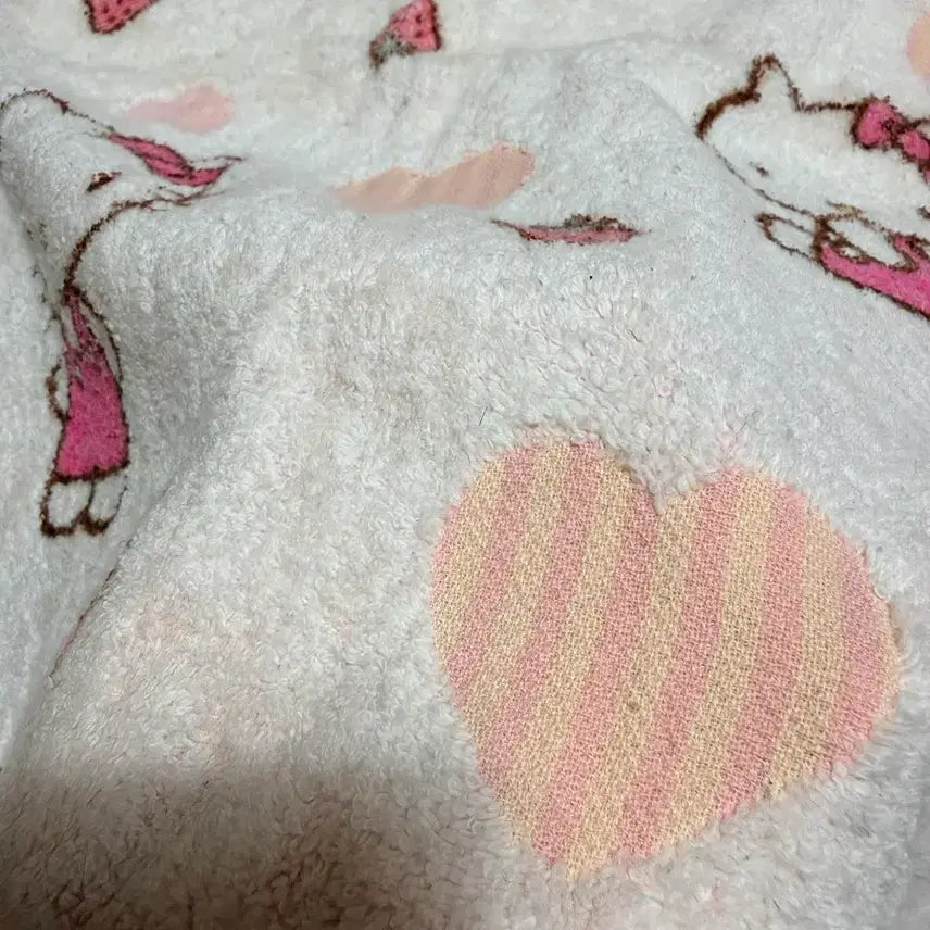[BUNJANG] Hello Kitty Strawberry Milk Towel / 헬로키티 딸기우유 타월