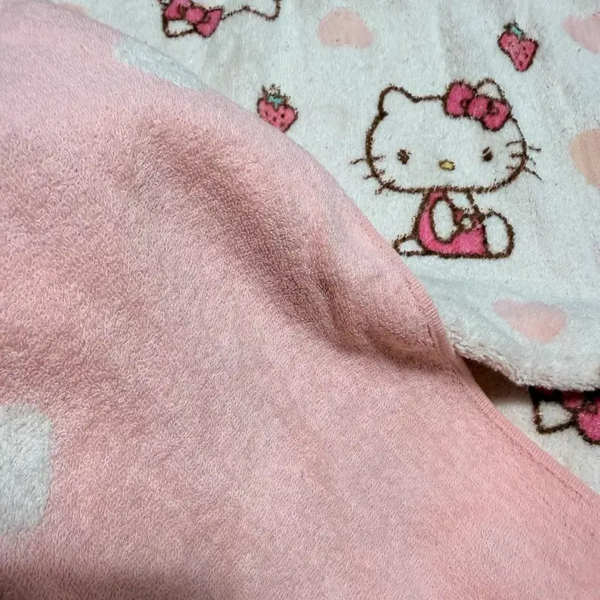 [BUNJANG] Hello Kitty Strawberry Milk Towel / 헬로키티 딸기우유 타월