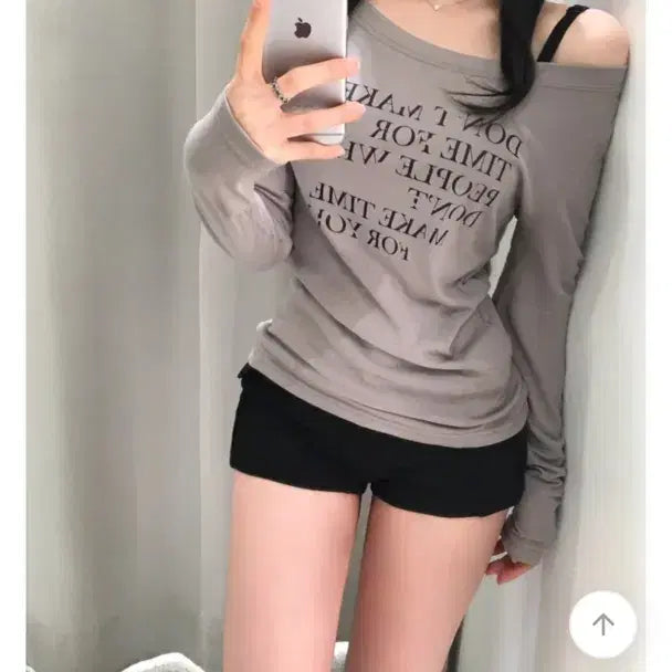 [BUNJANG] Celest Lettering One-Shoulder Long Sleeve T-shirt / 셀레즈 레터링 원오프숄더 긴팔티