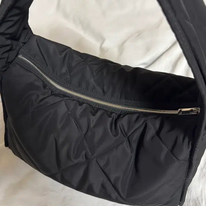 [BUNJANG] COS Diamond Quilted Shoulder Bag / 코스 다이아몬드 퀼티드 숄더백 식빵백 퀼팅