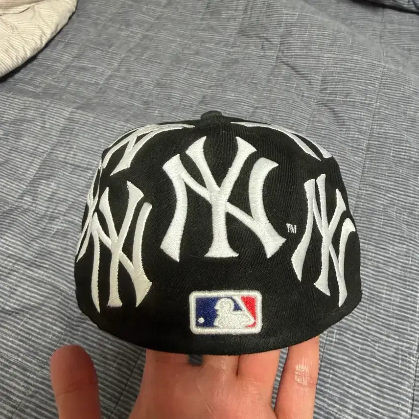 [BUNJANG] Supreme New Era New York Yankees Box Logo Cap / 슈프림 뉴에라 뉴욕 양키스 박스로고 블랙 738(58.7)