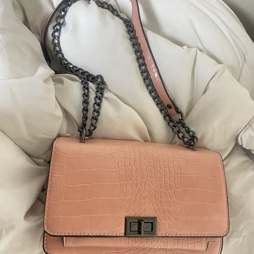 [BUNJANG] Pink Crocodile Chain Crossbody Bag / 핑크 크로커 체인 크로스백