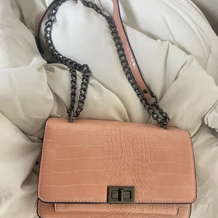 [BUNJANG] Pink Crocodile Chain Crossbody Bag / 핑크 크로커 체인 크로스백