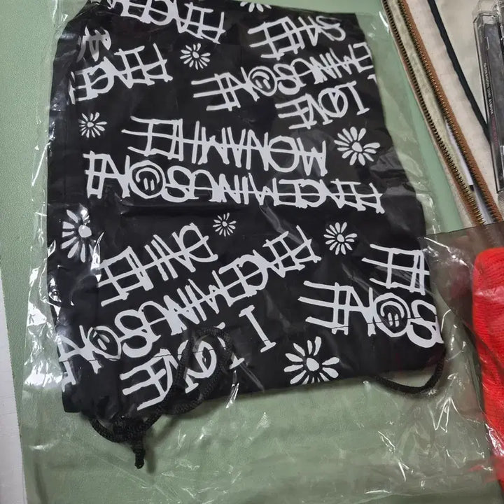 [BUNJANG] Monamhee x Peaceminusone Gift Drawstring Bag / [택포2만] 모남희x피스마이너스원 기프트 드로우스트링 백,지드래곤