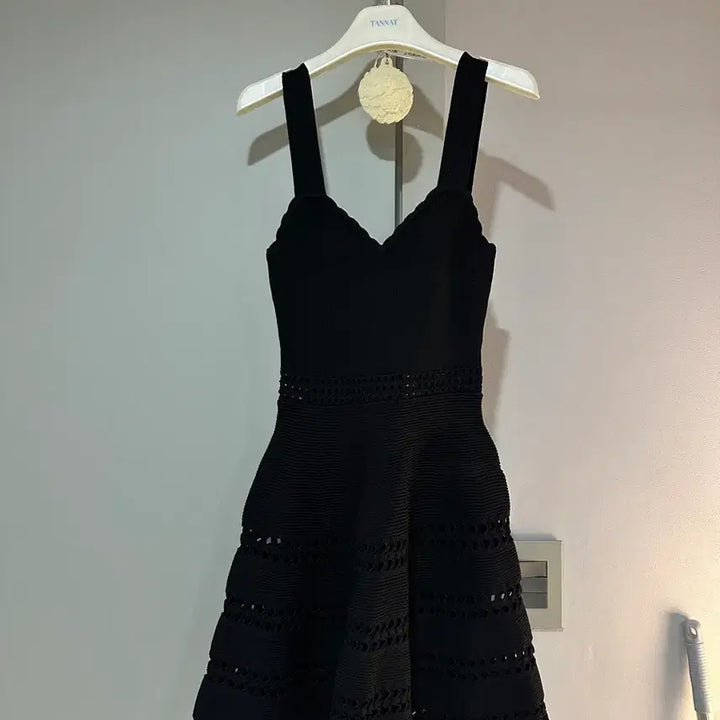 [SOLD OUT] 마쥬 컷아웃 블랙 니트 미디 원피스 36