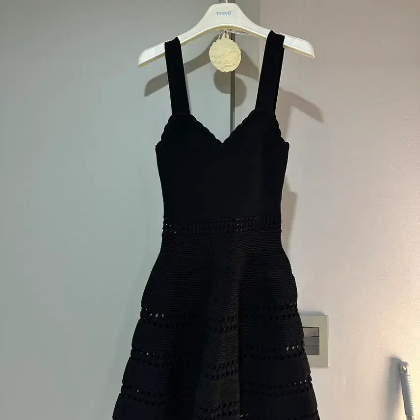 [SOLD OUT] 마쥬 컷아웃 블랙 니트 미디 원피스 36