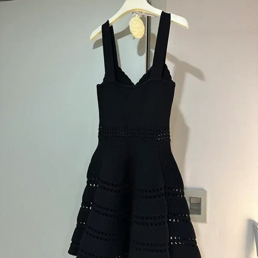 [SOLD OUT] 마쥬 컷아웃 블랙 니트 미디 원피스 36