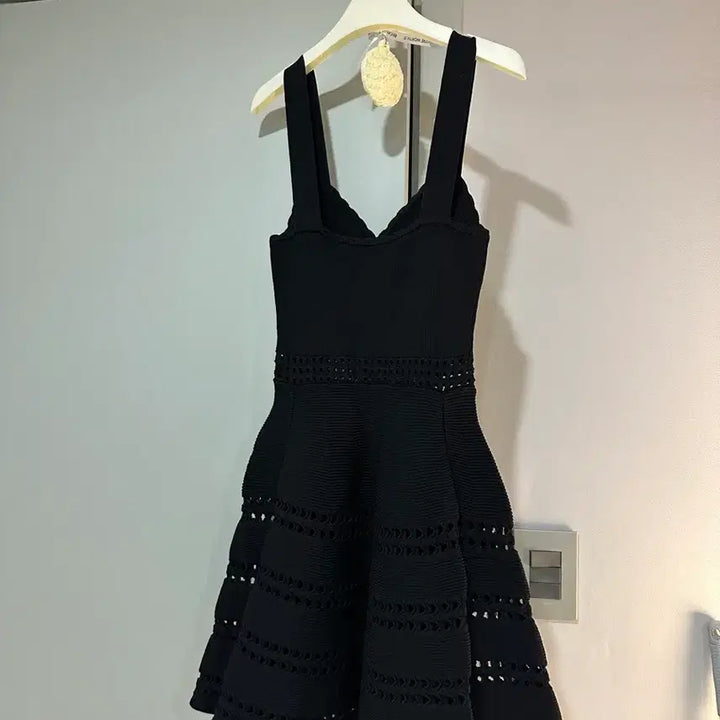 [SOLD OUT] 마쥬 컷아웃 블랙 니트 미디 원피스 36