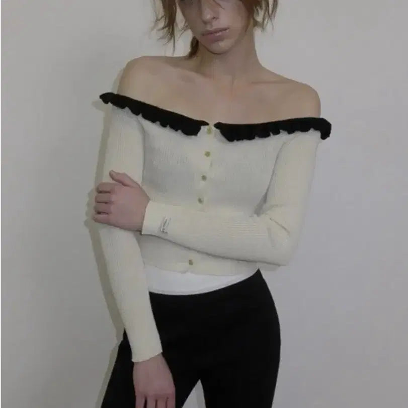 [BUNJANG] Overdue Flare Frill Off-Shoulder Cardigan / 오버듀플레어 프릴 오프숄더 가디건