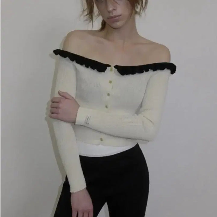 [BUNJANG] Overdue Flare Frill Off-Shoulder Cardigan / 오버듀플레어 프릴 오프숄더 가디건