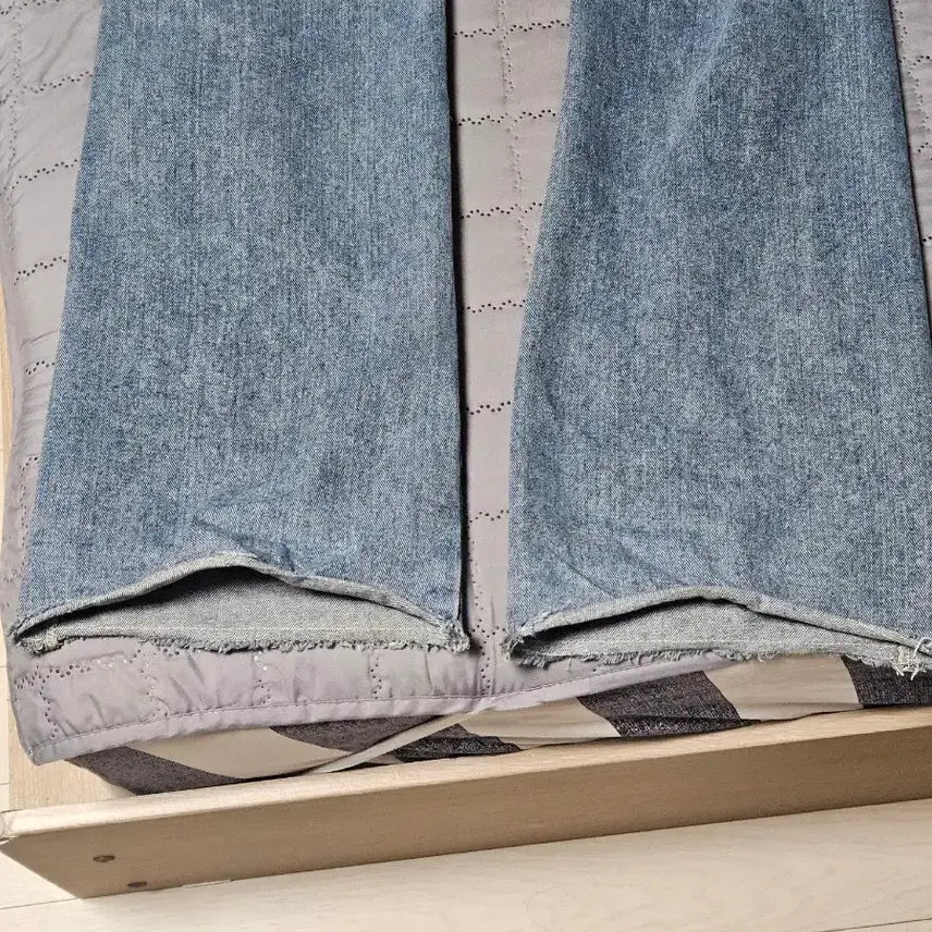 [BUNJANG] Andersson Bell Gentel Low-Cut Flare Jeans (Washed Blue) / 엔더슨벨 겐텔 로우컷 플레어 진 (WASHED BLUE)