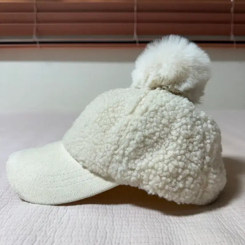 [BUNJANG] Puggles Ivory Ball Hat / 뽀글이 방울 모자 아이보리