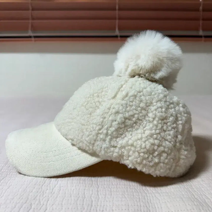 [BUNJANG] Puggles Ivory Ball Hat / 뽀글이 방울 모자 아이보리