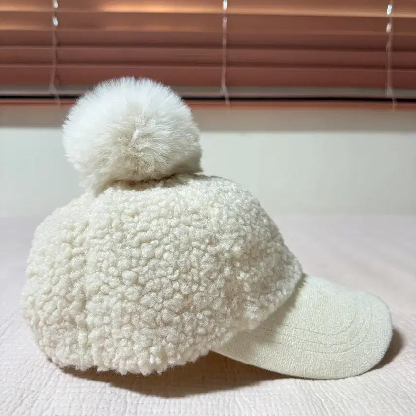 [BUNJANG] Puggles Ivory Ball Hat / 뽀글이 방울 모자 아이보리