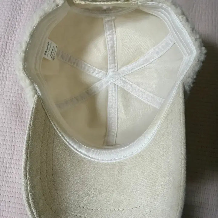 [BUNJANG] Puggles Ivory Ball Hat / 뽀글이 방울 모자 아이보리