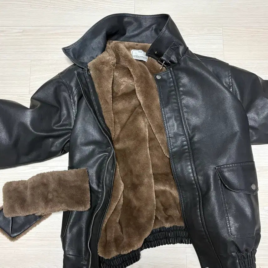 [BUNJANG] Blackup Unisex Painted Buckle Leather Mouton / Blackup 블랙업 (UNISEX) 페인드 버클 레더 무스탕