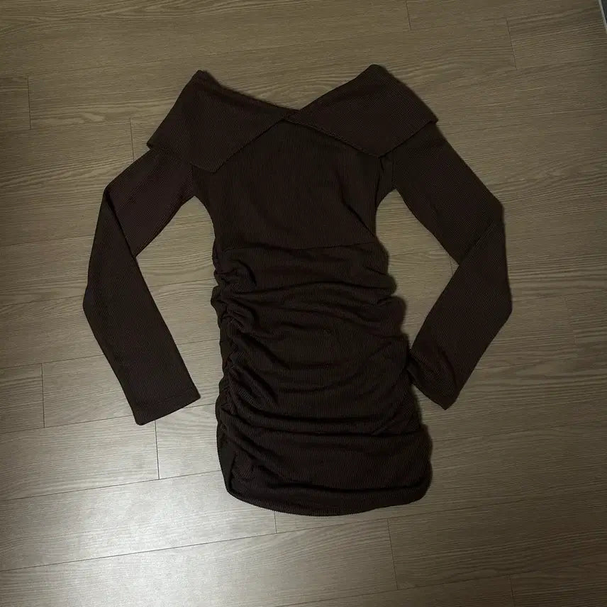 [BUNJANG] Brown Ruched Off-Shoulder Mini Dress / 브라운 셔링 긴팔 오프숄더 미니 원피스