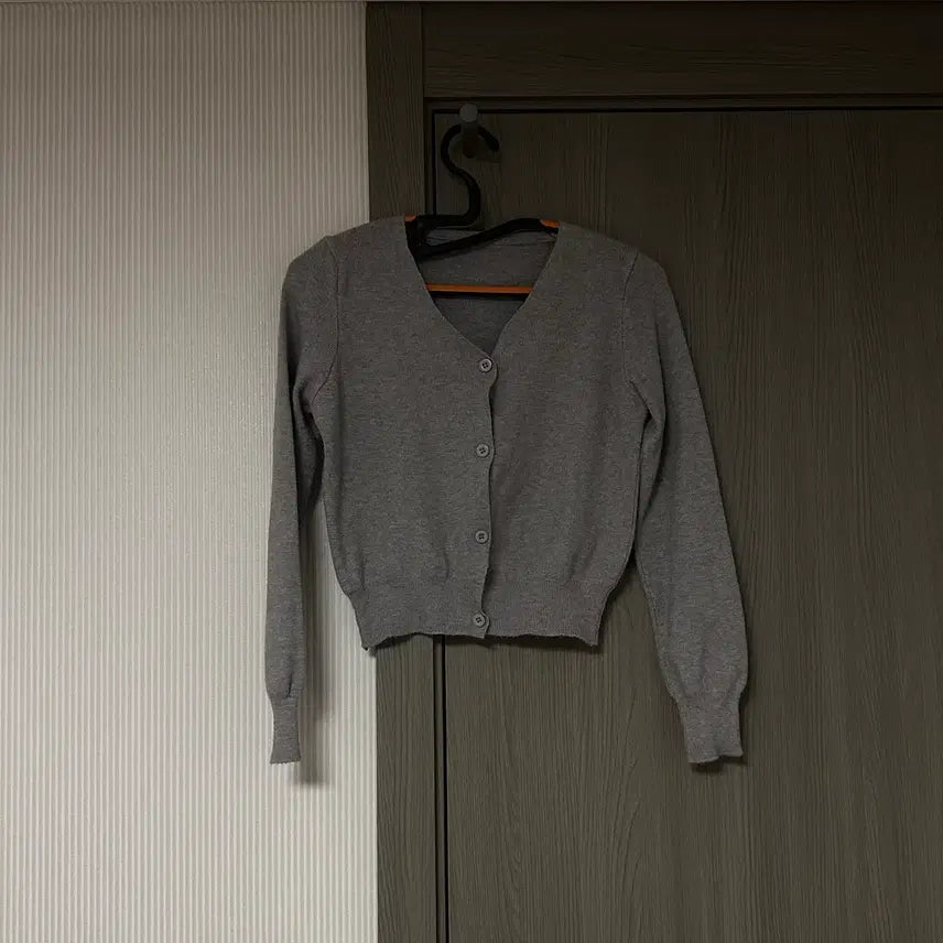 [BUNJANG] Gray V-Neck Cardigan / 회색 브이넥 가디건