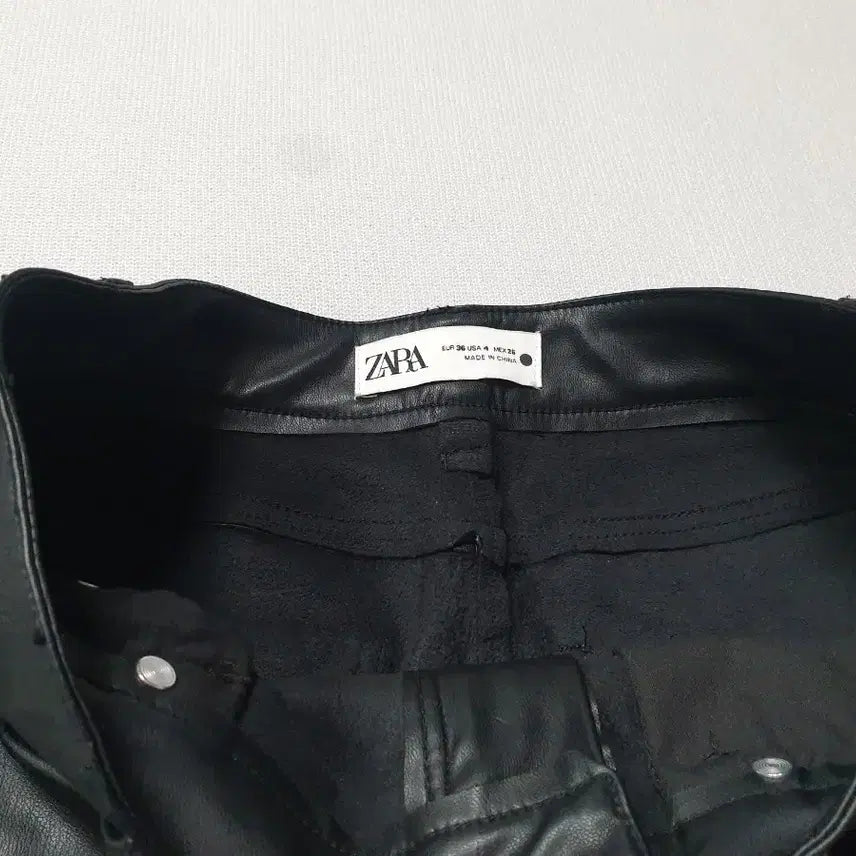 [BUNJANG] ZARA Black Leather Bootcut Pants / 자라 블랙 레더 부츠컷 팬츠 허리26