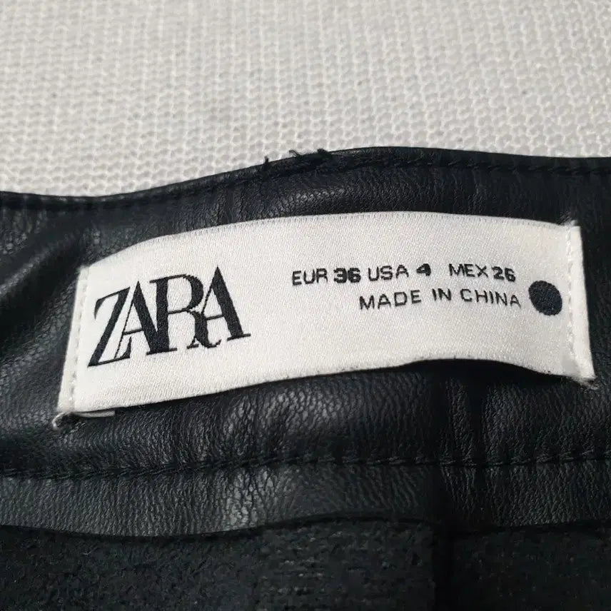 [BUNJANG] ZARA Black Leather Bootcut Pants / 자라 블랙 레더 부츠컷 팬츠 허리26