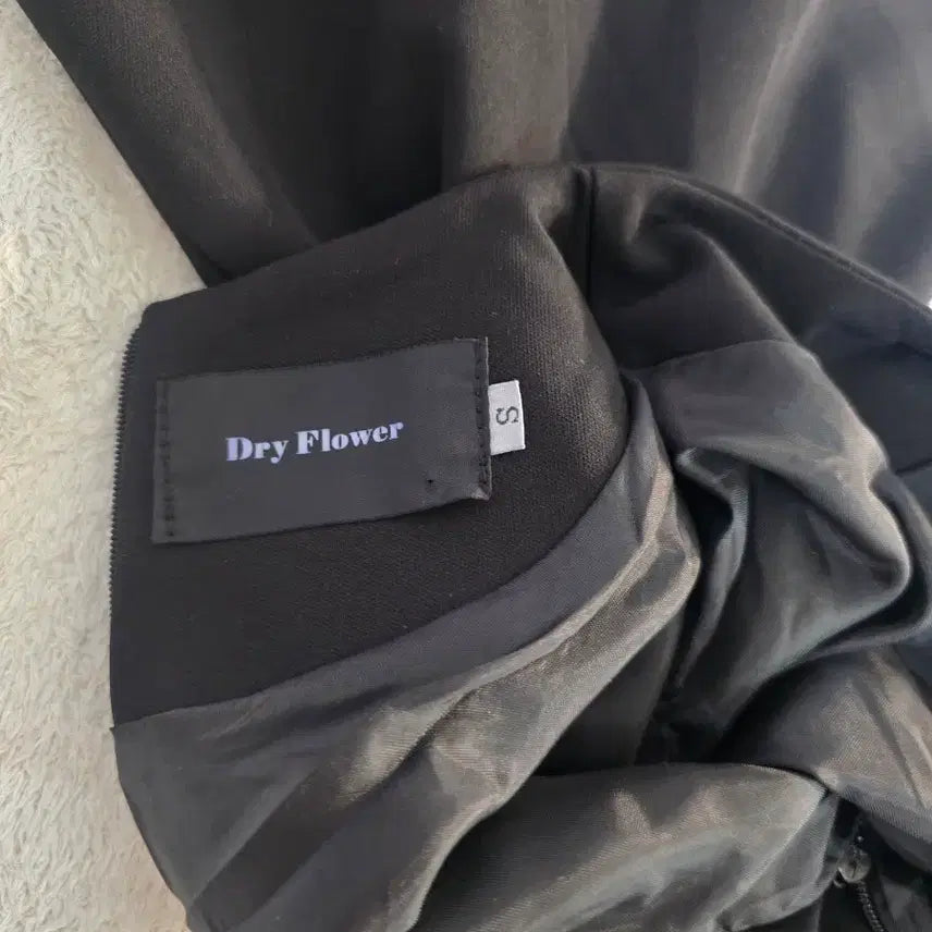 [BUNJANG] Dry Flower Black Color Block Dress / Dry Flower 브랜드의 블랙 배색 원피스