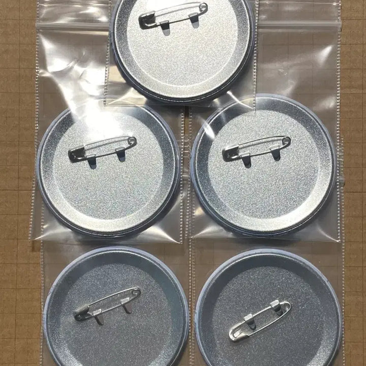 [BUNJANG] Attack on Titan Wit Studio Original Illustration Cat Badges Set / [일괄] 진격의 거인 위트 원화 캣뱃지 5종 세트 _에렌아르민쟝엘빈리바이