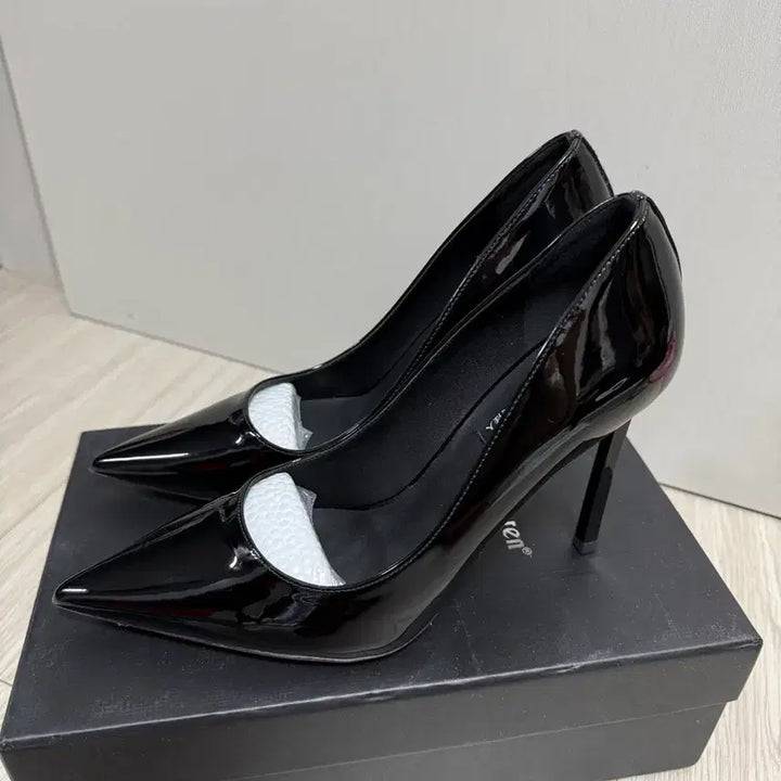 [BUNJANG] Unbranded Black Enamel Pumps 11cm Heels (Size 38) / 새상품 240 질좋은 에나멜 펌프스 힐 11cm 38